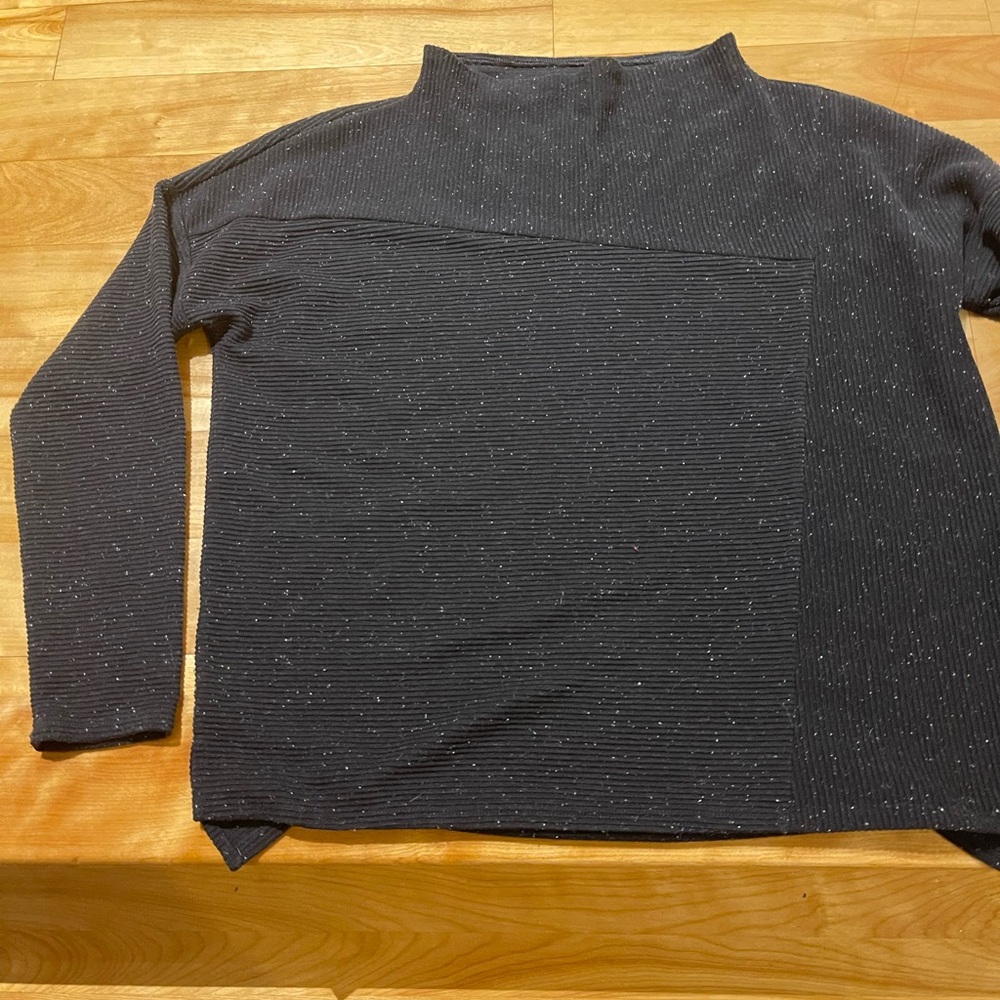 Nic & Zoe Women’s black top with flecks